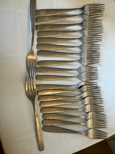 Garfos e facas de sobremesa em inox 