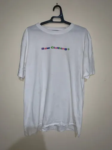 Camiseta BAW Clothing Branca Logo Colorido - Tamanho P