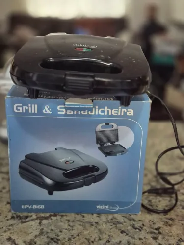 Grilo e sanduíches seminovo