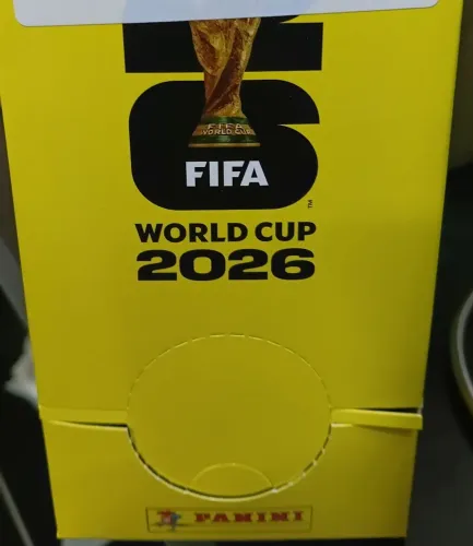 100 pacotes = 700 figurinhas