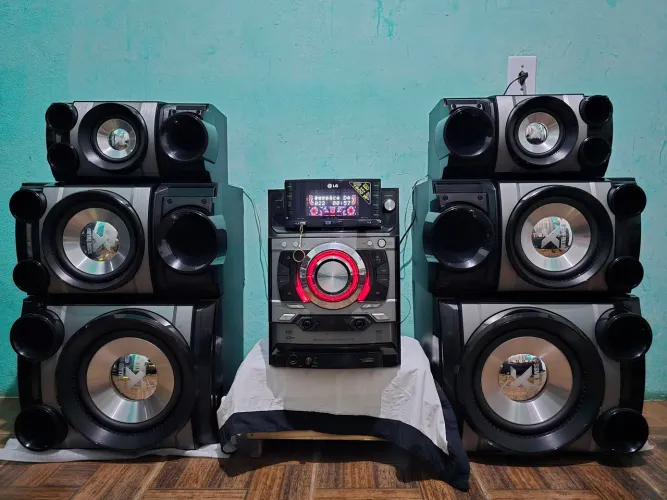 Vendo som LG de 6 caixas XMETAL BASS de 1.600wts rms de potência raridade som impecável..