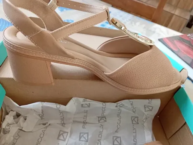 Vendo sandália feminina na cor nude e marca Picadilly tamanho 38 , semi nova. Confortável