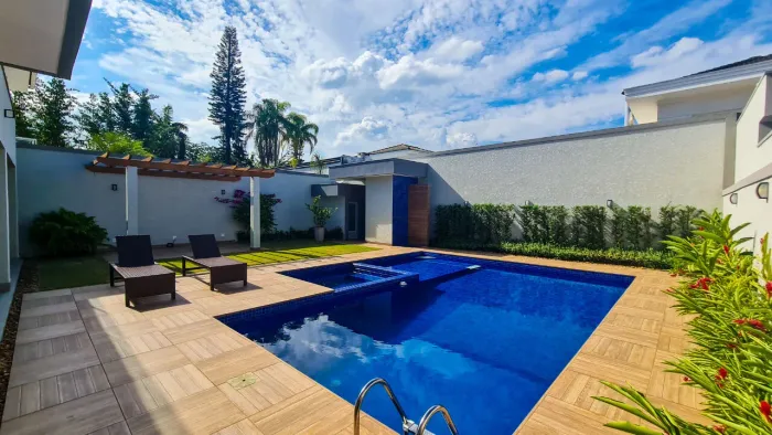 Casa nova à venda no condomínio Jardim Acapulco.
