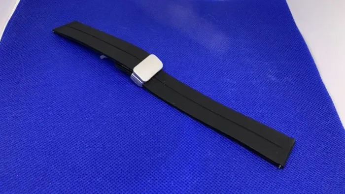 Pulseira de Silicone Unisex na Cor Preta com Fecho Prata 22mm