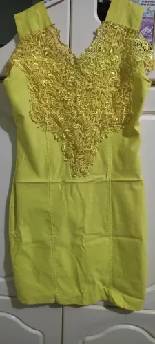 Vestido amarelo rendado