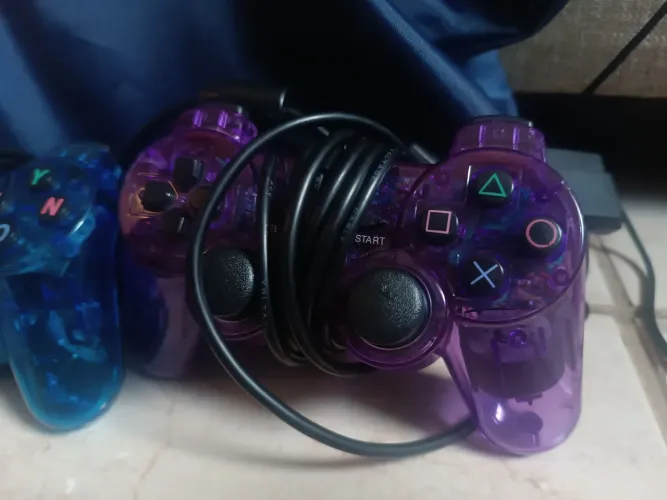 KIT COM 2 CONTROLES COM FIO TRANSPARENTE PS2