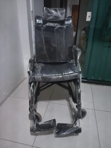 Cadeira de roda reclinável com encosto de cabeça
