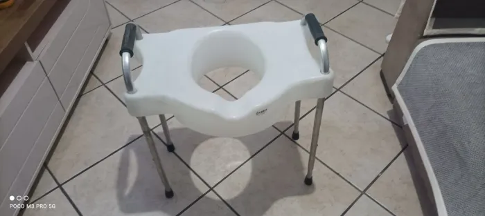 Assento sanitário elevado com barras lateral para apóio