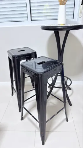 Mesa com duas banquetas