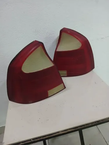 Vendo uma par de lanterna traseira para corsa sedan
