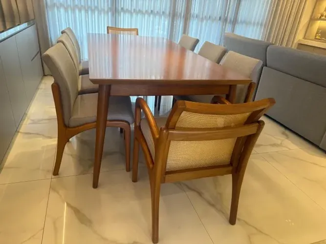 Mesa de Jantar c/ cadeiras em madeira - 8 pessoas