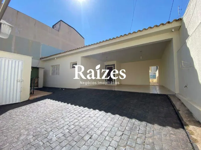 Casa para alugar com piscina e 4 quartos no bairro Santa Mônica, em Uberlândia.
