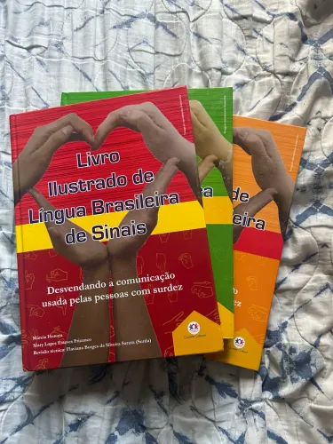 Livro Ilustrado de Língua Brasileira de Sinais (Coleção) 