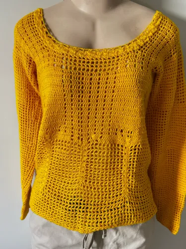 Blusa amarela de crochet