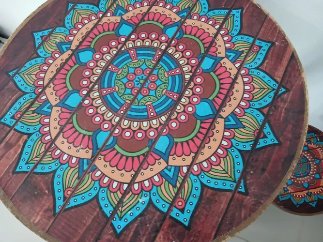 Conjunto mesa e banquinhos. A mesa é desmontável 