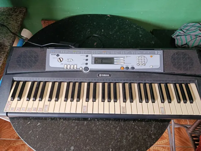 Teclado Yamaha psr E213