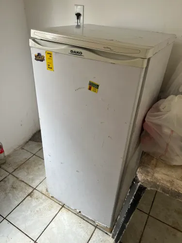 Vendo geladeira pequena