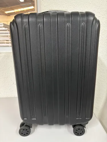 Mala de Bordo P - em ABS com defeito no cadeado e em um zíper