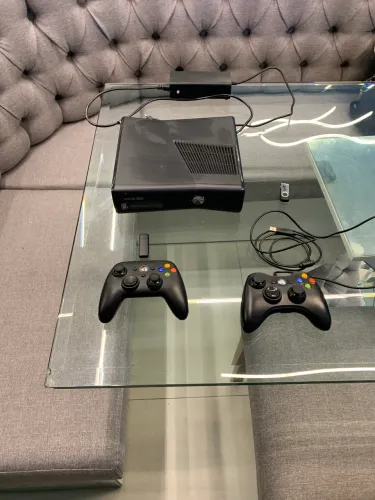 Xbox 360 Slim 4GB Desbloqueado + Pen Drive 128GB + 2 Controles