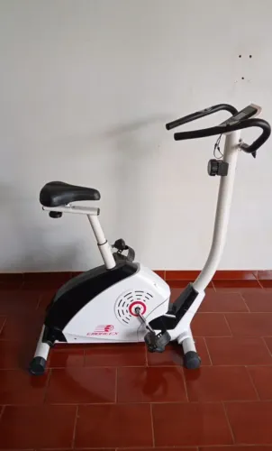 Bicicleta ergométrica vertical semi profissional Embreex em ótimo estado.