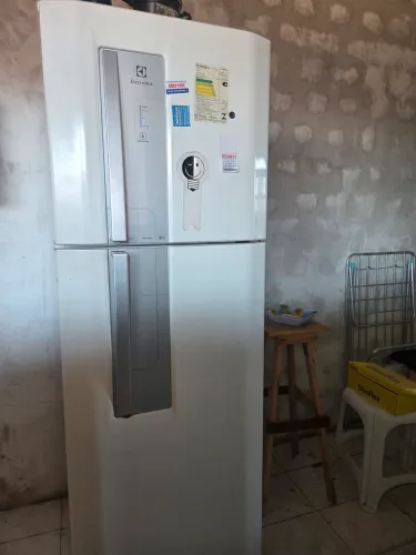 Vendo geladeira Eletrolux usada e bem conservada.