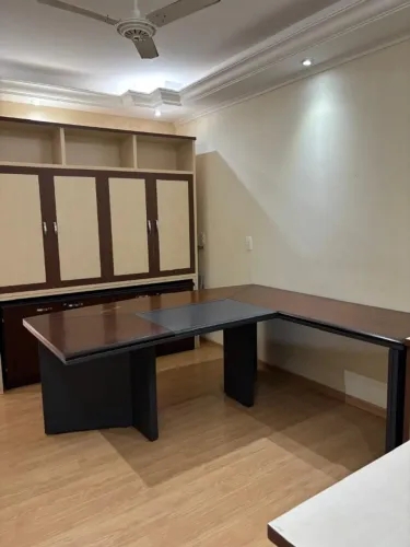 Mesa e Armários