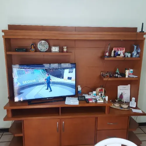 Estante moderna em excelente estado