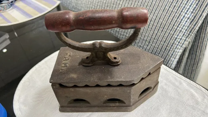 Ferro de passar roupa a carvão