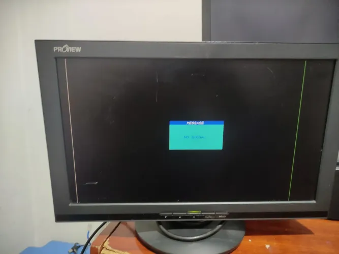 Monitor de 15 polegadas com fina linha na tela que não interfere