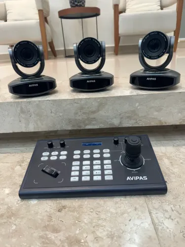 Kit Completo Transmissão: 3 Câmeras PTZ Avipas (Zoom 10x) + Mesa Joystick IP