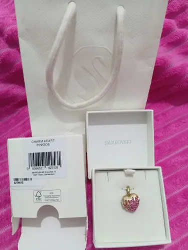 Pingente formato de coração da Marca Swarovski.