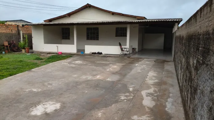 Aluga-se casa no bairro Liberdade.