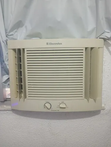 Vendo este ar condicionado funcionando perfeitamente e gelando