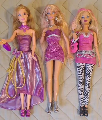 3 Barbie (1 articulada, 2 com pernas que dobra o joelho) não vendo separada