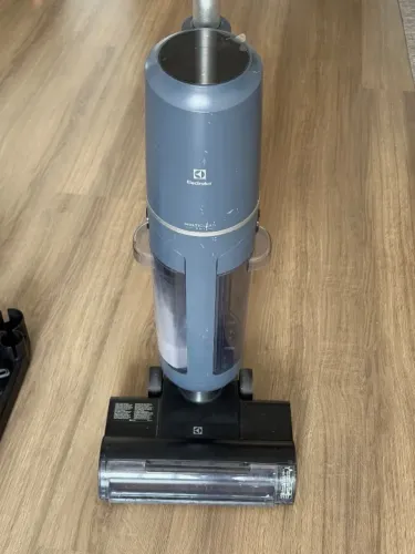 Aspirador e Lavadora de Piso Electrolux EMC2500 sem Fio