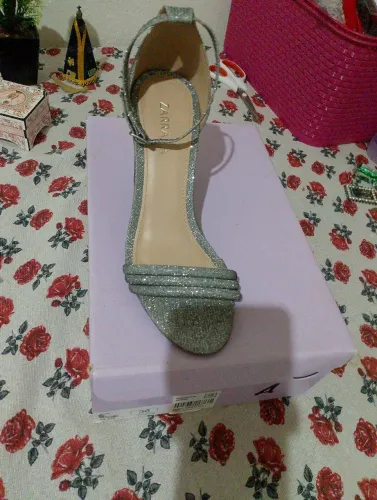 Sandália de Salto grosso com glitter Tamanho 36