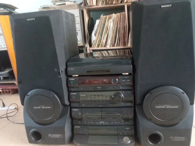 Vendo Sony LBT 555AV funcionando rádio auxiliar, saidas e toca disco com agulha e caixas.
