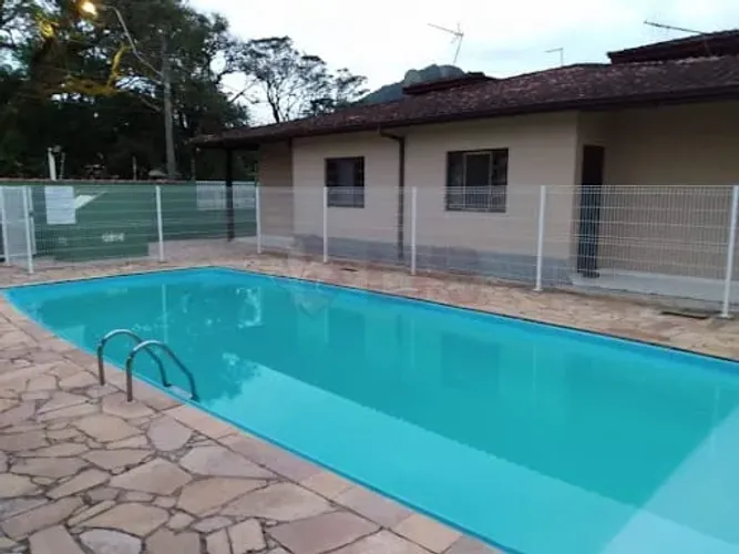 VENHA CONHECER ESTA CASA TÉRREA EM CONDOMÍNIO, NA PRAIA MARTIM DE SÁ, COM SEGURANÇA E TRAN