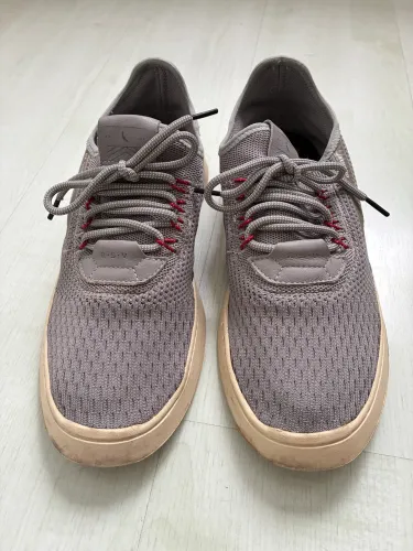 Tenis Reserva, numero 42 (forma grande), cinza
