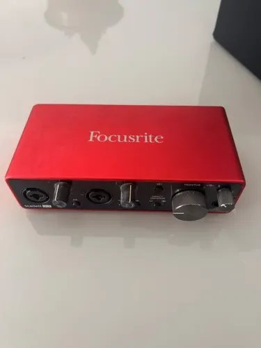Focusrite Scarlett 2i2 3ª Gen - Interface de Áudio