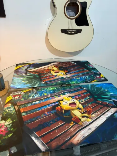 Playmat Oficial Pokémon | Meowth, Chandelure, Charizard