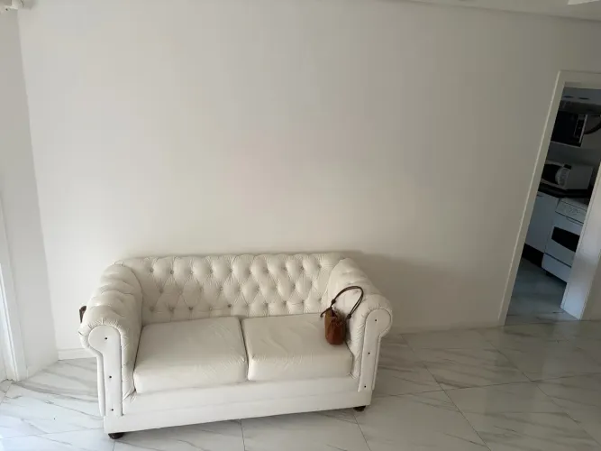 Sofá Chesterfield Branco 2 Lugares - Clássico com Capitonê