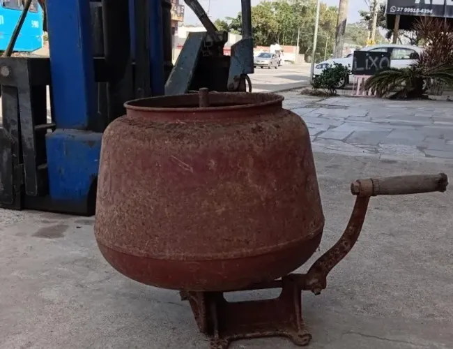Batedeira e manteiga antiga de ferro fundido