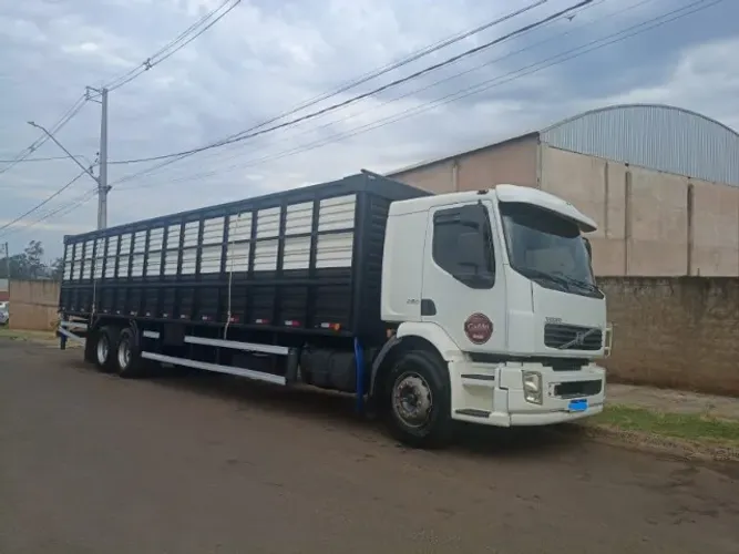 VOLVO VM 260 6X2 ANO 2010 COM CARROCERIA BOIADEIRA