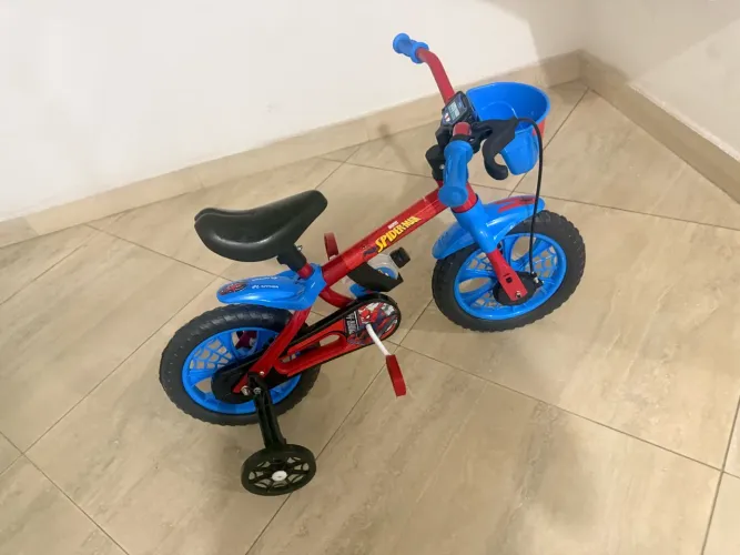 Bicicleta infantil do Homem-Aranha