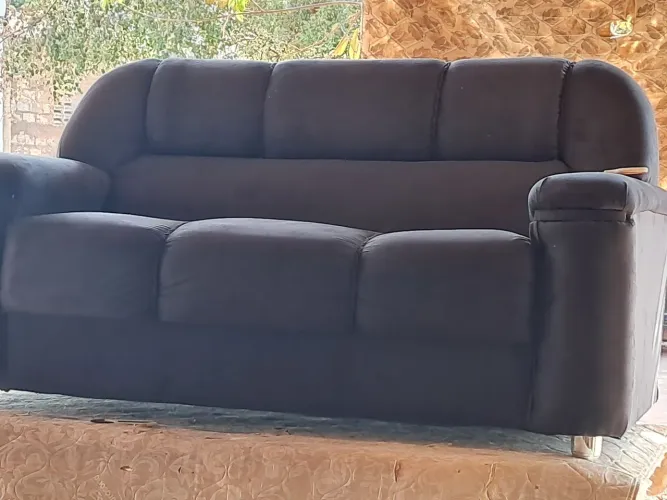 Sofa 3 lugares preto acabei de fazer a reforma está novo