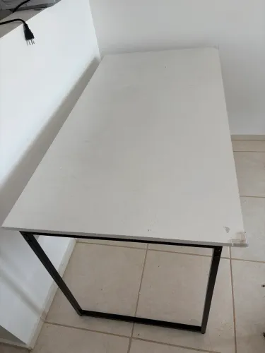 Mesa A: 74cm L: 135 cm P: 70 cm