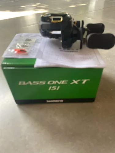 Carretilha de pesca Shimano Bass One xt151 esquerda