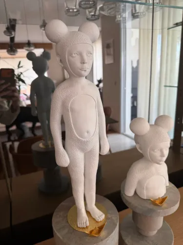 Escultura Menino Beija Flor da Marché Art de Vie