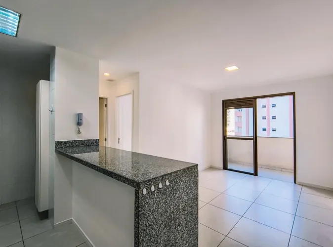 Quarto e sala com varanda e área de lazer para locação